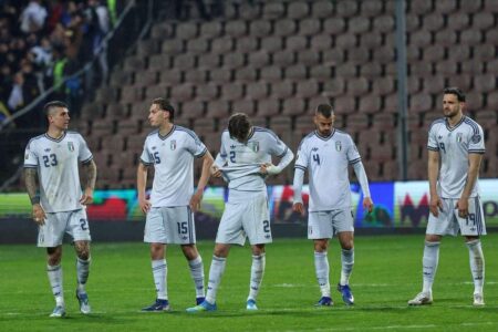 لاعبي منتخب إيطاليا يظهرون خيبة الأمل بعد فشلهم في التأهل لكأس العالم 2026.